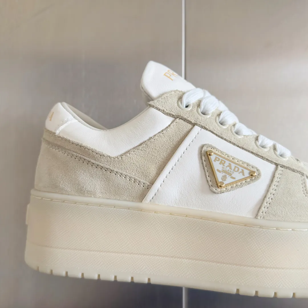 👟👟Ex-factory price 660👟👟 Top version Prada Latest Downtown Bold series Thick sole Platform shoes Triangle logo Casual sneakers White shoes Original purchase and development Production Downtown Bold sneakers are inspired by basketball shoes in the 1980s, with sporty design and exquisite details. Crafted from perforated leather, the statement platform sole provides a unique, modern style. The Prada logo is interpreted from different angles, decorated with the iconic enamel-coated triangular metal logo, highlighting the unique classic style. Exquisite packaging at the delivery counter🛍📦 ▪️Fabric: Original custom imported first-layer cowhide ▪️Inner lining: Original imported soft sheepskin ▪️Outsole: Original molded ultra-light foam material ▪️Sole thickness: 4.5CM ▪️Size: Women's 35-40